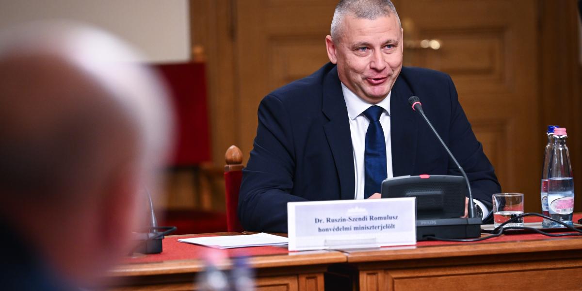 Ruszin-Szendi Romulusz honvédelmiminiszter-jelölt kinevezés előtti meghallgatásán az Országgyűlés honvédelmi és rendvédelmi bizottságának ülésén az Országházban 2026. május 11-én.