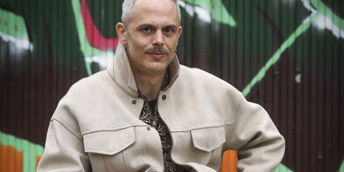 Pion István első regényében kegyetlen világ tárul föl, melyben a kiszolgáltatottat elnyomják, kirekesztik, szenvedésre kárhoztatják