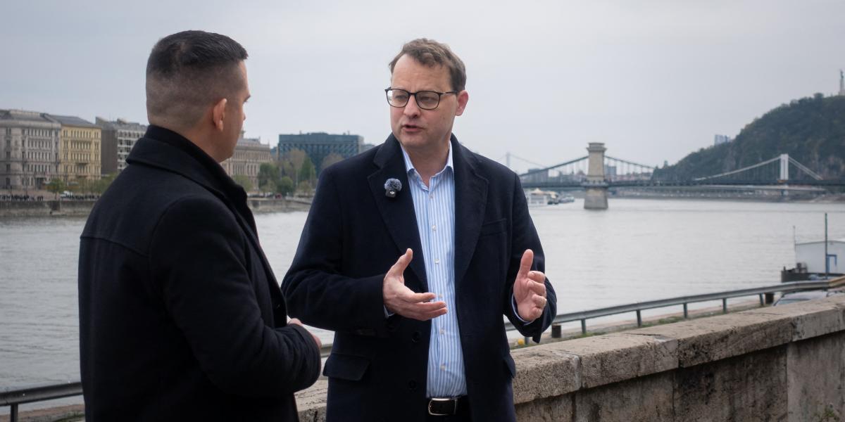 Marcin Romanowski interjú közben a Duna-parton, Budapesten, 2026. április 10-én.