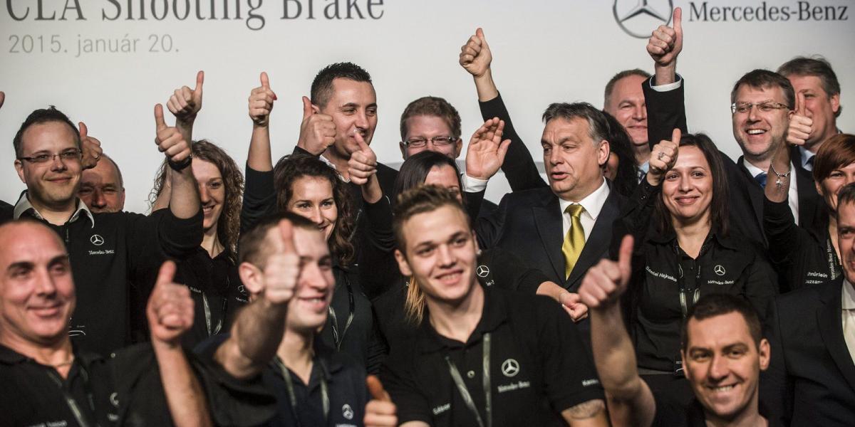 Orbán Viktor miniszterelnök (a második sorban, j2) a Mercedes-Benz kecskeméti gyárának dolgozóival az első hazai gyártású CLA Sh