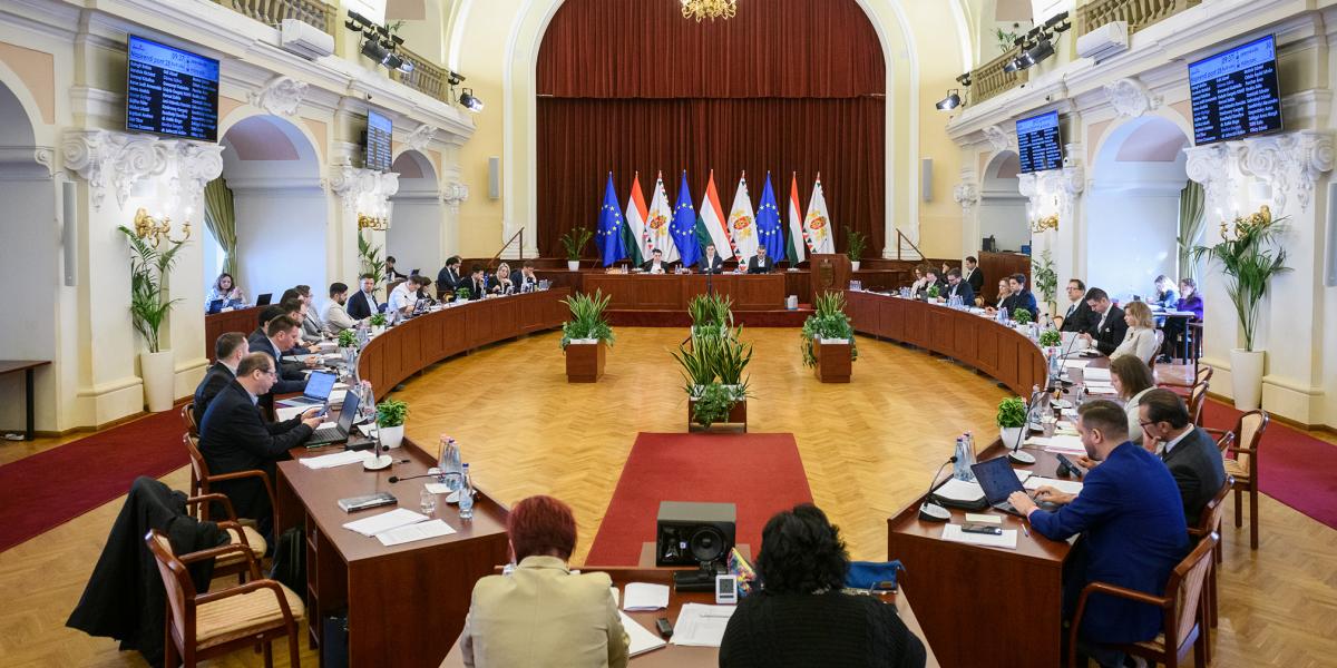 Ha a jelölő szervezetek nem lépnek, listájukról a Fővárosi Választási Bizottság adja ki a mandátumot