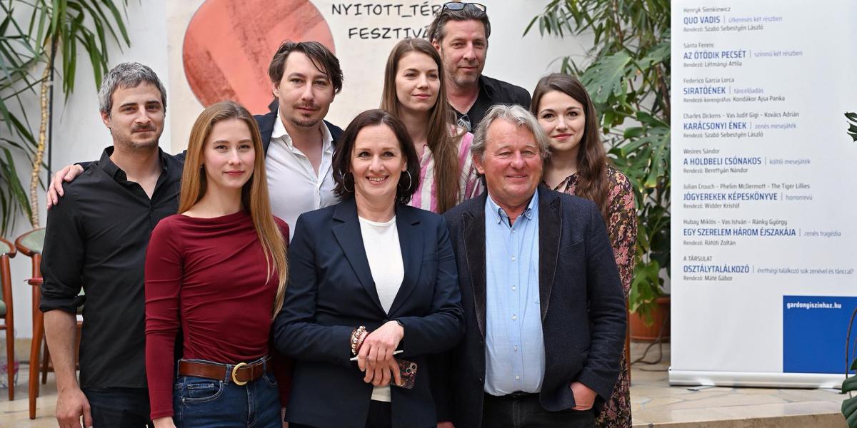 Szarvas József igazgató művésztársaival az évadbejelentőn