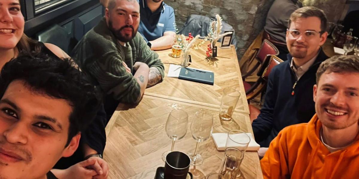 Az Üres Székek mozgalom világszerte terjed, közösen kibeszélik a bajokat