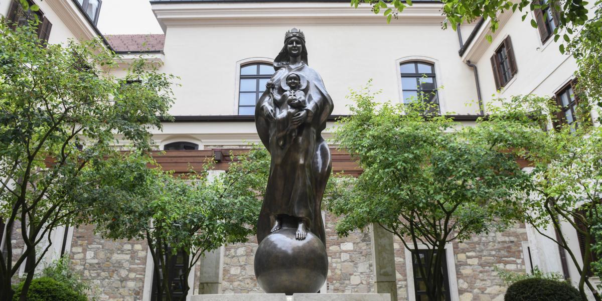 Magyarok Nagyasszonya-szobor, Karmelita kolostor udvara