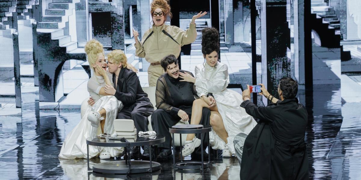 Nagy a szerelmi kalamajka a Székely Kriszta által Mozart Così fan tutte művéből rendezett operában, mely az Eiffel Műhelyházban nézhető meg