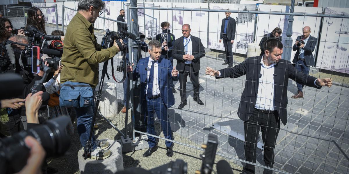 Kordonbontás a Karmelitánál. Erősen épít Magyar Péter a szimbolikus elemekre