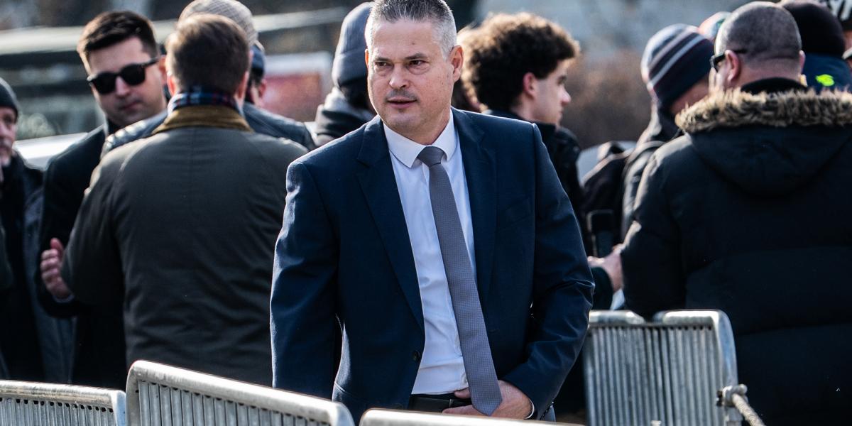 Sára Botond érkezik Orbán Viktor évértékelő beszédére Budapesten a Várkert Bazárnál 2026. február 14-én