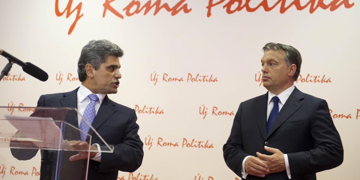 Farkas Flórián a mikrofon mögött, mellette Orbán Viktor bukott miniszterelnök 2012-ben