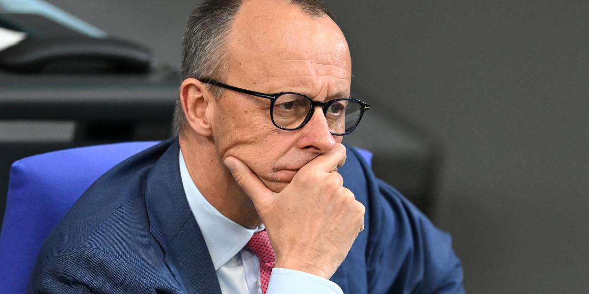 Hendrich Wüst a háttérből Merzet kémleli