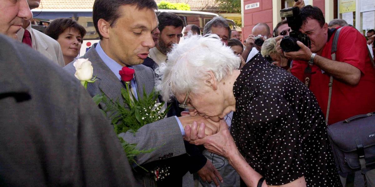 Mosolyogva fogadja idős asszonyok
kézcsókját (2002, Mezőkövesd)