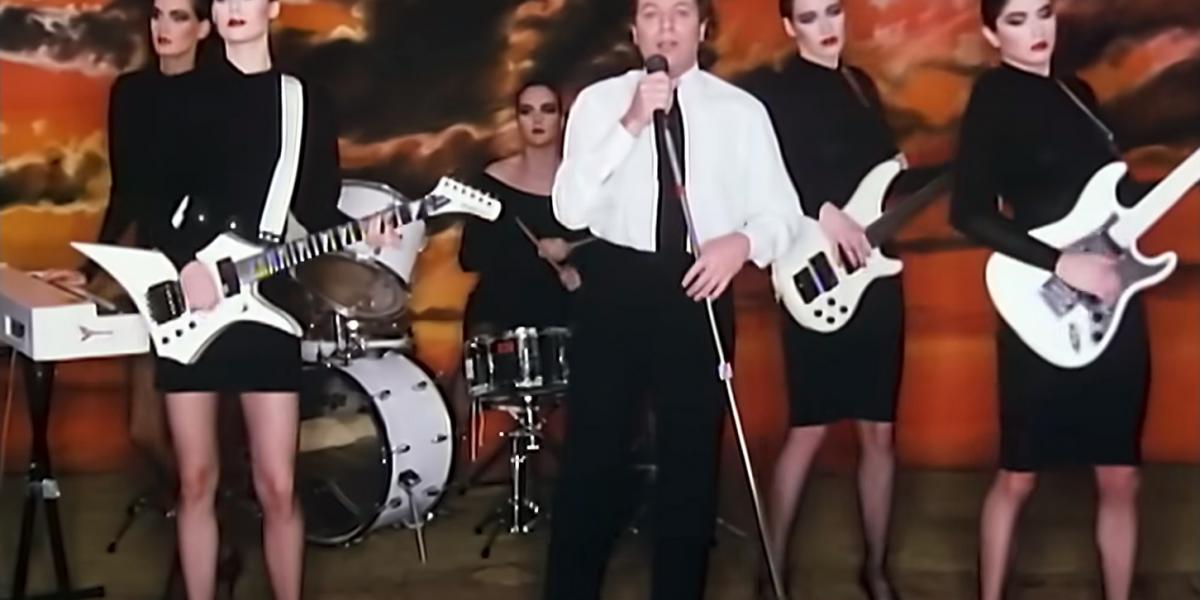 Az Addicted to
Love videóján öt
modell kamuzik
a hangszereken,
elöl pedig Robert
Palmer énekel