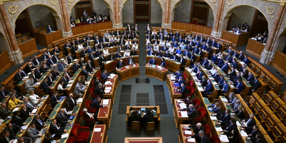 Szavaznak a képviselők az Országgyűlés plenáris ülésén 2026. május 26-án