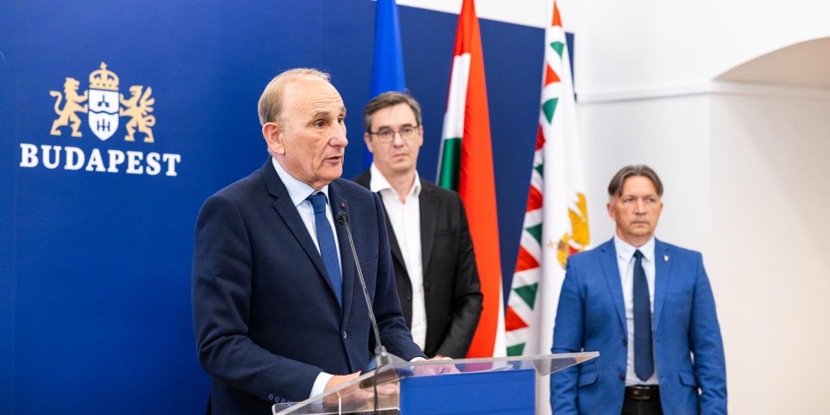 Gémesi György Gödöllő polgármestere Karácsony Gergely budapesti főpolgármesterrel és Eszes Bélával Jánoshida polgármesterével a MÖSZ és a Fővárosi Önkormányzat sajtótájékoztatóján 2026. június 2-án 