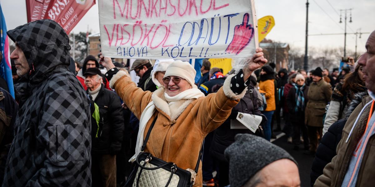 Tüntetés a „rabszolgatörvény” ellen. A 2018-as jogszabály a NER legszimbolikusabb munkavállaló-ellenes lépése volt, évi 400 órára emelte a túlórakeretet