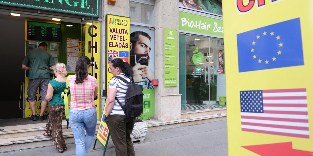A külföldre utazóknak jó, a cégeknek már túl erős a forint jelenlegi árfolyama
