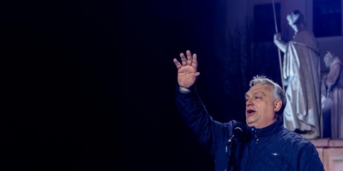 Orbán a kampány
hajrájában
– rendszerének
egyik legfontosabb
eszköze a
folyamatos harci
nyelvezet volt,
az ország pedig
permanens
ostromállapotban
élt