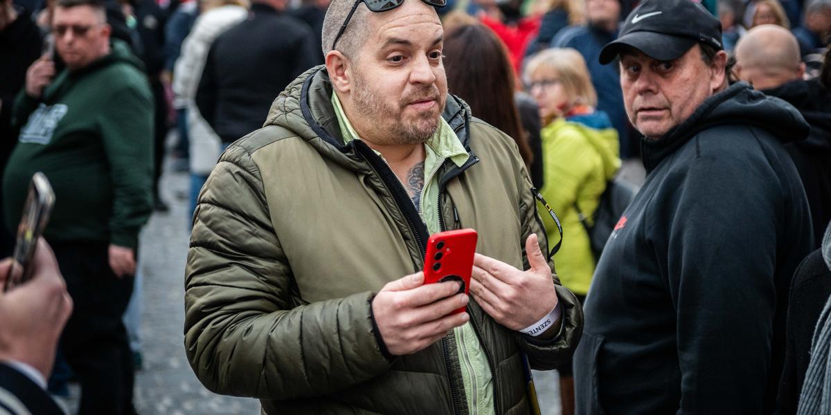 Bede Zsolt, az ismert fideszes provokátor a Tisza Párt rendezvényén