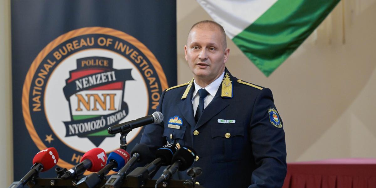 Jeney Áron, a Készenléti Rendőrség Nemzeti Nyomozó Iroda igazgatója sajtótájékoztatón, a KR NNI II. kerületi székházában 2025. október 18-án