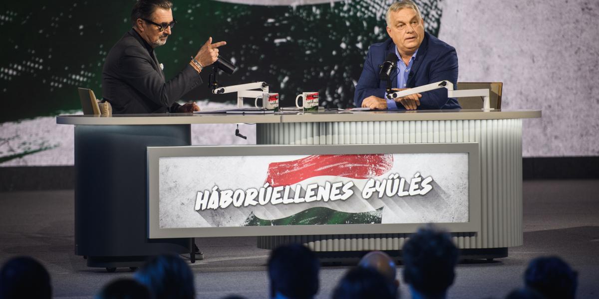 Csiszár Jenő és Orbán Viktor a Digitális Polgári Körök kecskeméti háborúellenes gyűlésén 2025. december 6-án 