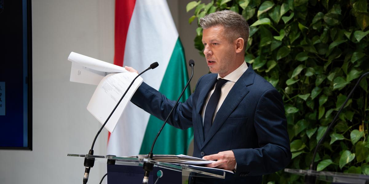 Magyar Péter bemutatja a migránstábor létesítéséről szóló dokumentumokat