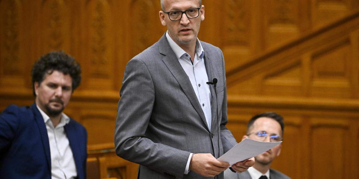 Tarr Zoltán társadalmi kapcsolatokért és kultúráért felelős miniszter, az Országgyűlés rendkívüli ülésén 2026. június 30-án