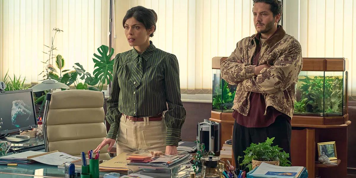Az igazgatónő (Leslie Medina) és a főhős Eddy (Alexandre Kominek) A beépített tanár című Netflix-sorozatban – vége a felvilágosodás francia polgári kultúrájának
