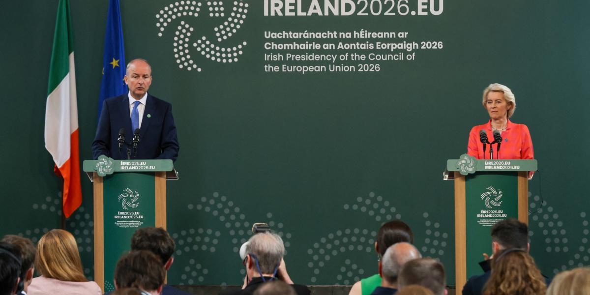 Ursula von der Leyen, az Európai Bizottság elnöke és Michael Martin, Írország miniszterelnöke közös sajtótájékoztatón vesznek részt a University College Corkban tartott találkozóik során Corkban, Írországban, 2026. július 3-án