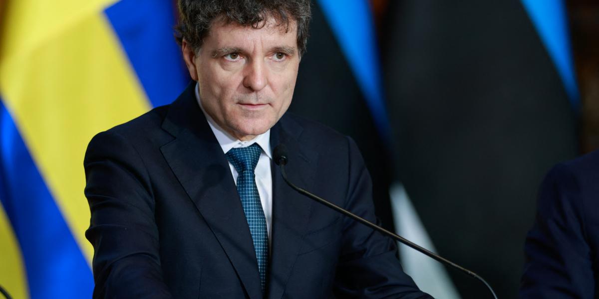 Nicușor Dan államfő minden felelősséget a parlamenti pártokra hárít, azok vezetői meg szájkaratét vívnak egymással megoldáskeresés helyett