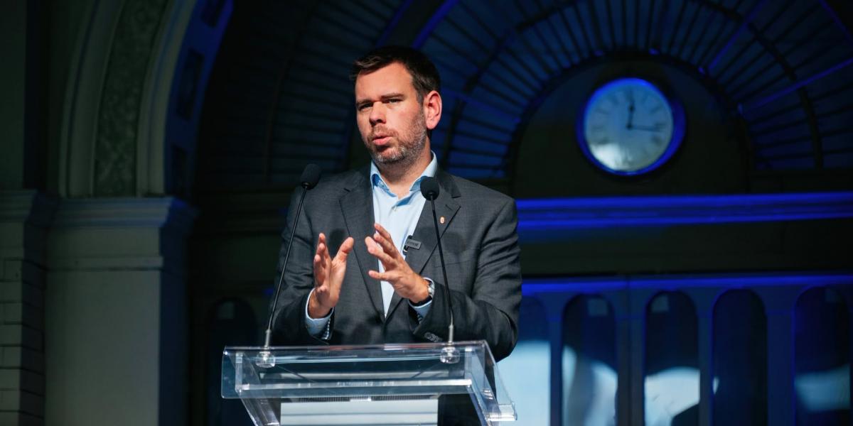 Vitézy Dávid miniszter beszédet mond a Közlekedési és Beruházási Minisztérium első állománygyűlésén, a Vasúttörténeti Parkban 2026. július 3-án.  