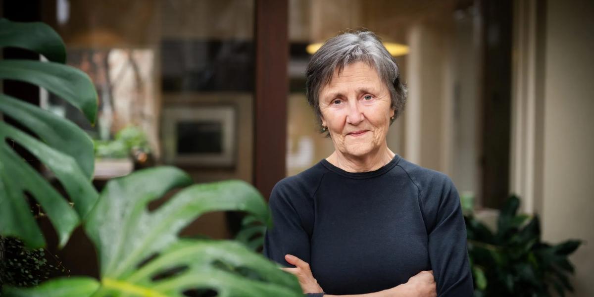  Helen Garner eddigi alkotásainak sorában A fájdalom háza már a harmadik, amelyik a tényirodalom sokszínű műfajának sajátos változatát képviseli

Helen Garner alakábrázoló kvalitásait jelzi, hogy – részben az újságírói-riporteri hagyomány legjavát követve