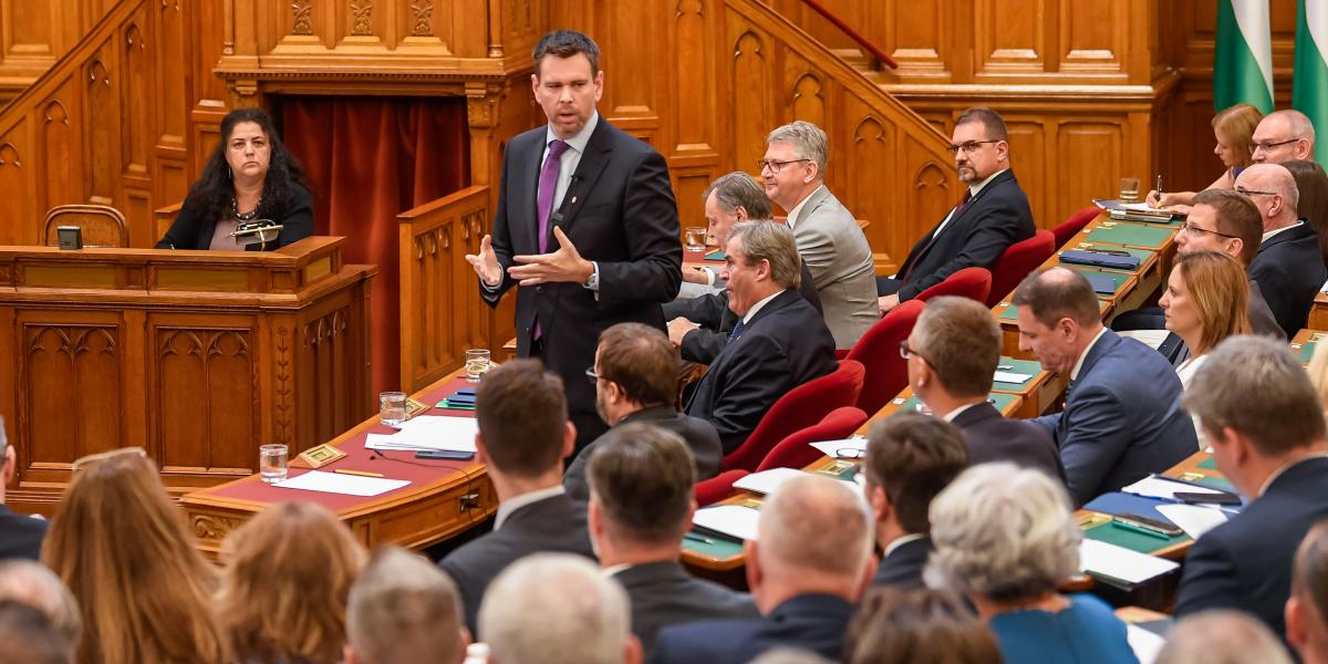 Vitézy Dávid közlekedési és beruházási miniszter napirend előtt szólal fel az Országgyűlés rendkívüli ülésén 2026. július 6-án