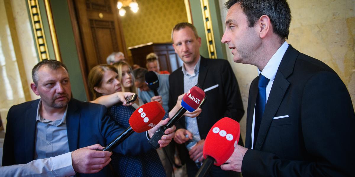 Melléthei-Barna Márton nyilatkozik a sajtónak a T. Házban