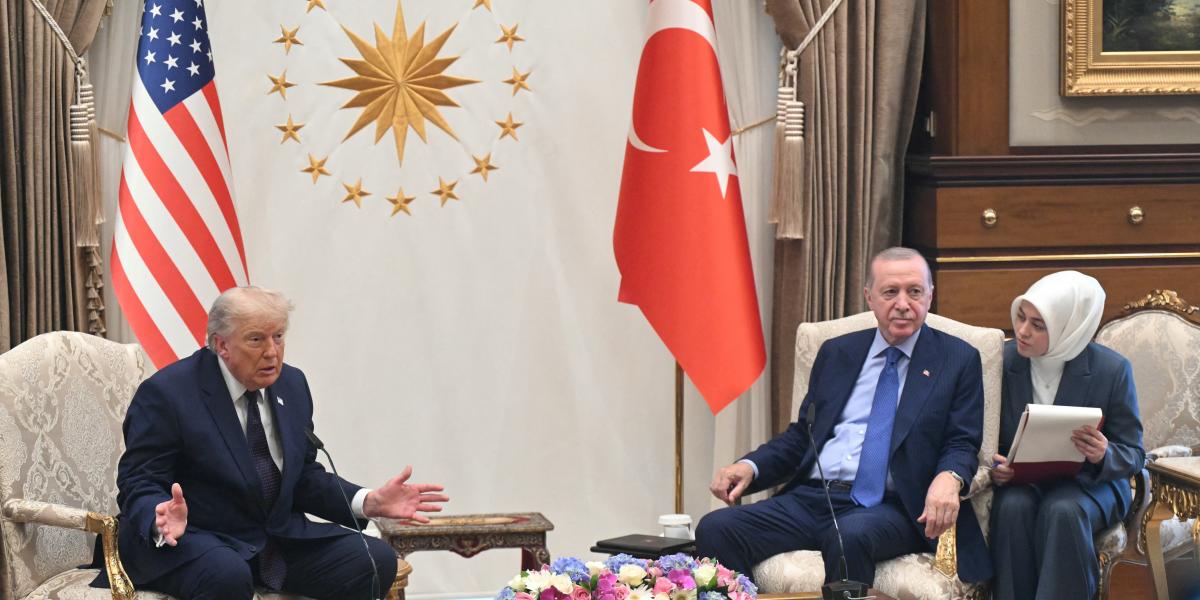 Donald Trump optimista az ukrajnai háború lezárását illetően, Ankarába érkezve újságíróknak azt nyilatkozta, reményei szerint ez hamarosan meg is történik. 