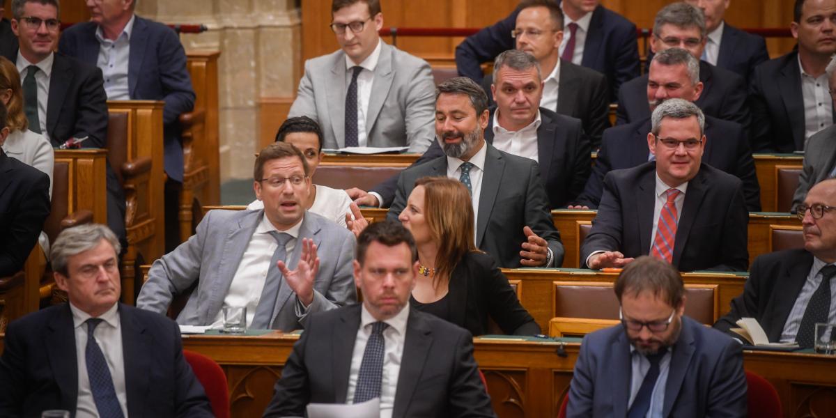 Gulyás Gergely (a háttérben szürke öltönyben) aggódik, csak erkölcsi alapja nincs rá