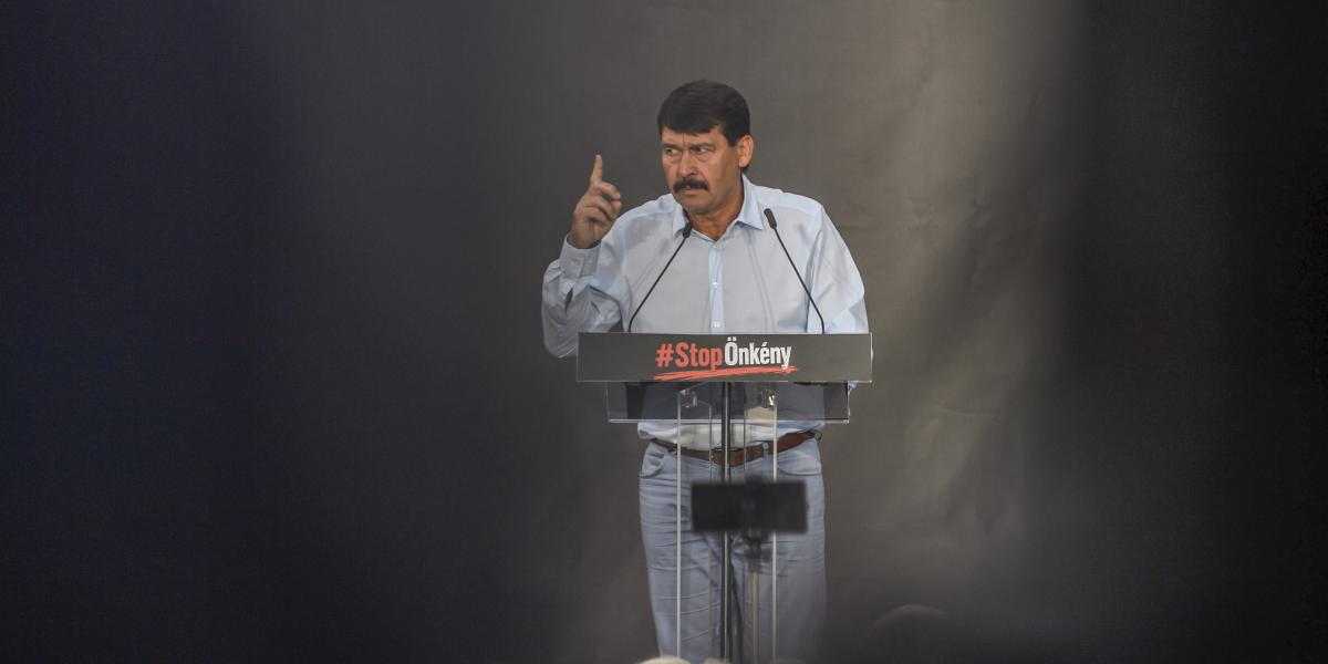 Áder János a "Stop Önkény" elnevezésű tüntetésen a Sándor-palotánál július 9-án 