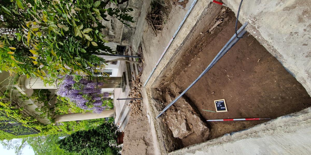 Ásatási gödör a Füvészkerteben, benne az igazoltan középkori fal­maradvány