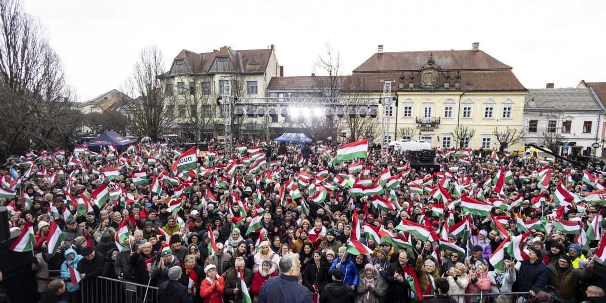 Orbán Viktor beszédet mond országjárásának veszprémi állomásán március 27-én