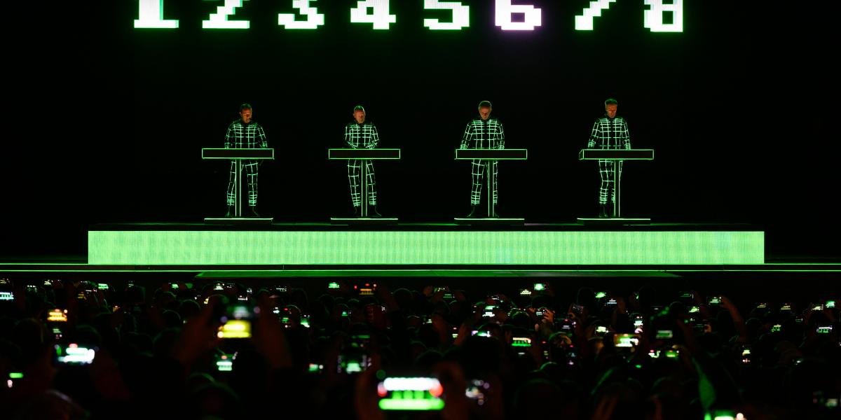 Ralf Hütter, Henning Schmitz, Falk Grieffenhagen és Georg Bongartz a német Kraftwerk együttes koncertjén a veszprémi Gyárkertben 2023. augusztus 9-én