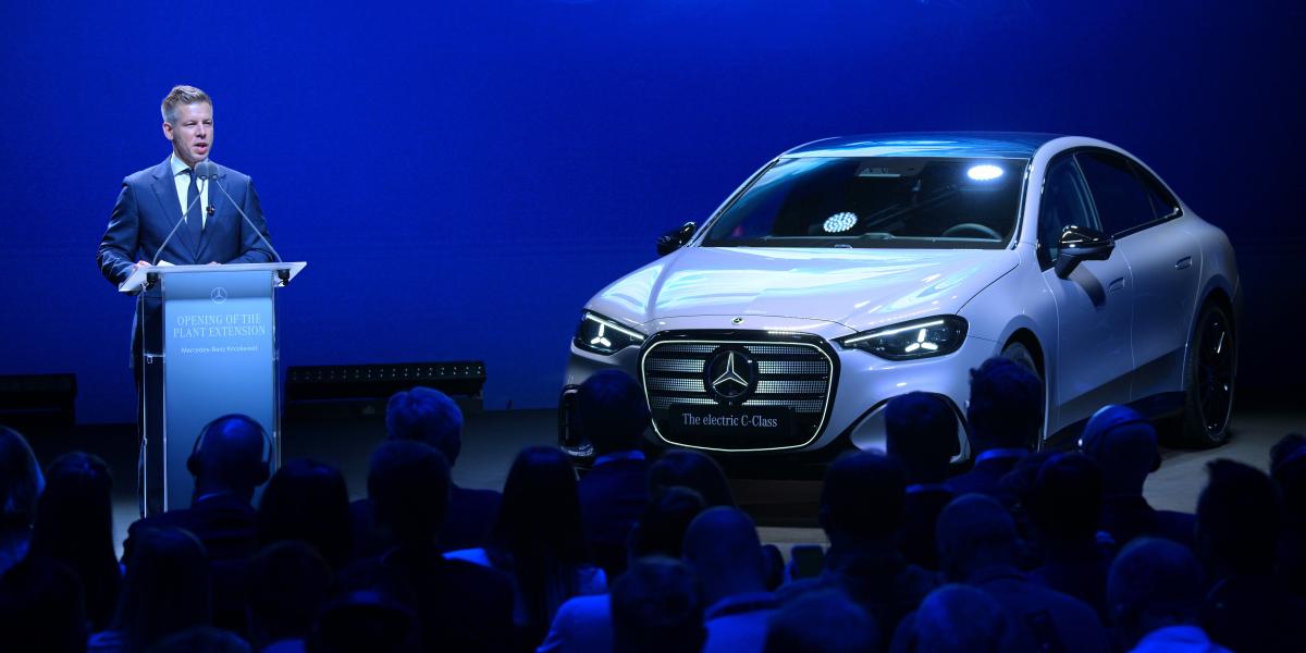 Magyar Péter miniszterelnök beszédet mond a Mercedes-Benz Manufacturing Hungary Kft. új gyáregységeinek átadásán