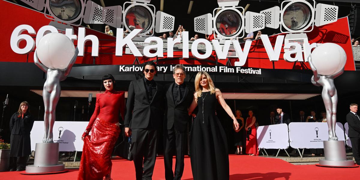 Kevin Bacon, a felesége Kyra Sedgwick, a fiúk Travis Bacon és partnere Angelina Sambrotto a 60., jubielumi Karlovy Vary Filmfesztivál vörös szőnyeges bevonulásán