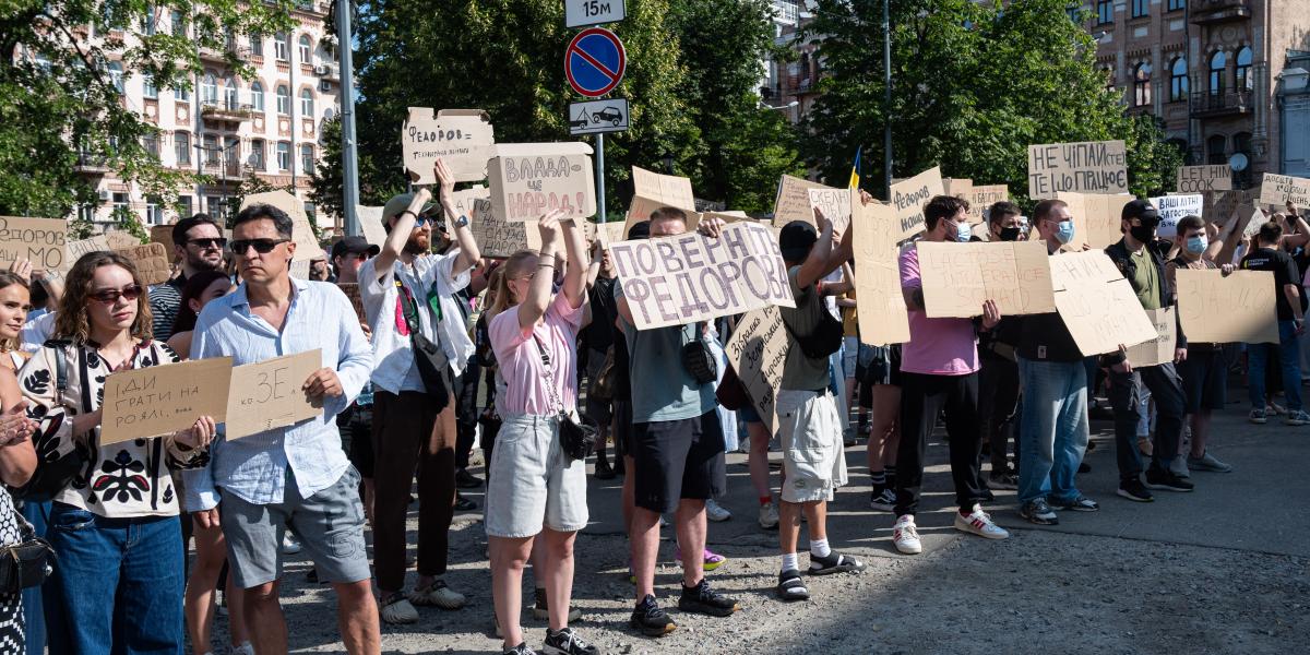 A kijevi tüntetésre az emberek olyan transzparensekkel érkeztek, minthogy „Ne nyúlj ahhoz, ami működik", "El a kezekkel Fjodorovtól", és egyebek közt azt skandálták: "Hozd vissza Fjodorovot" 