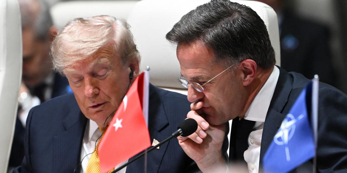 Mark Rutte NATO-főtitkár (jobbra) hiába hízeleg Trumpnak, egyre markánsabb az európai-amerikai törésvonal
