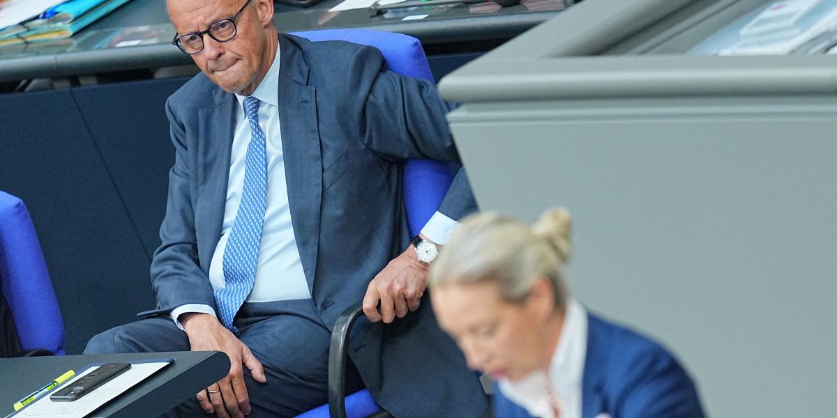 Friedrich Merz kancellár és Alice Weidel, az AfD társelnöke a Bundestagban