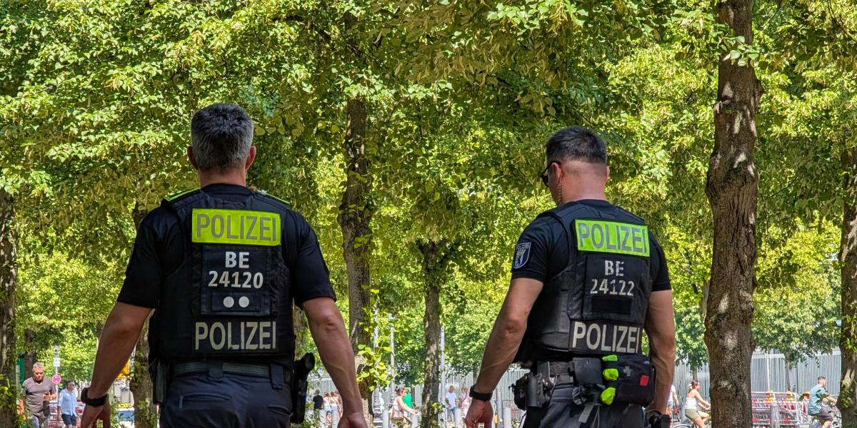 Képünk illusztráció, két rendőr a berlini holokausztemlékműnél 2025. július 20-án