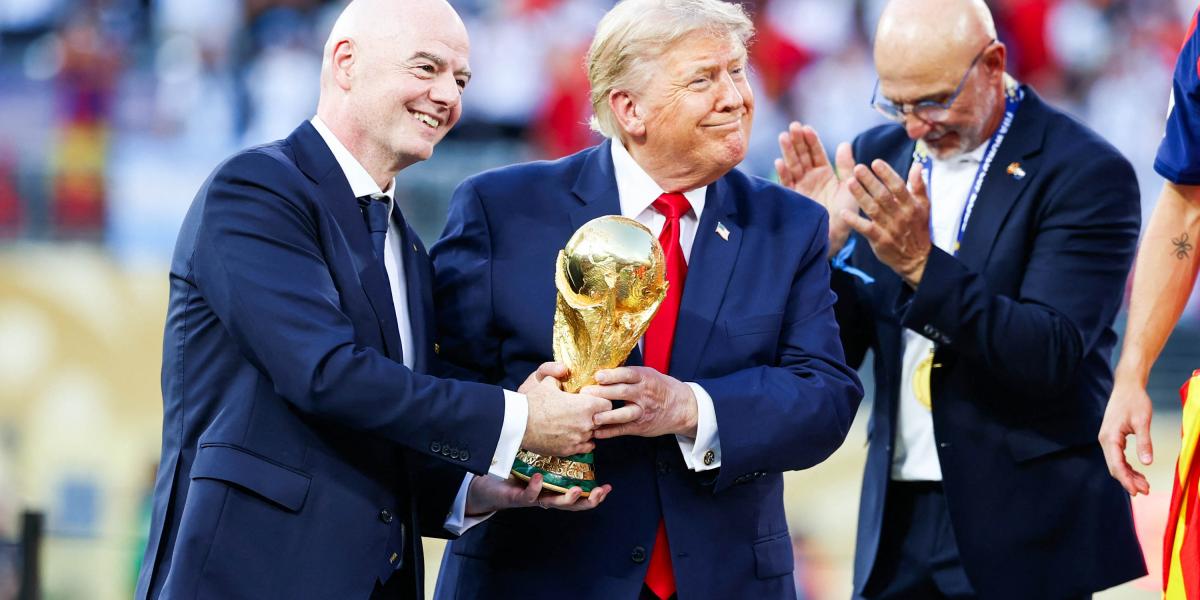 Donald Trump amerikai elnök és Gianni Infantino, a  FIFA elnöke  átadja a világbajnoki trófeát a spanyolok csapatkapitányának