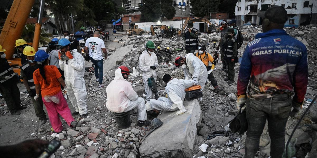 Önkéntesek és mentőalakulatok keresnek holttesteket a június 24-i földrengések által megrongált épületek romjai között Tanaguarenában, La Guaira államban, Venezuelában, 2026. július 18-án