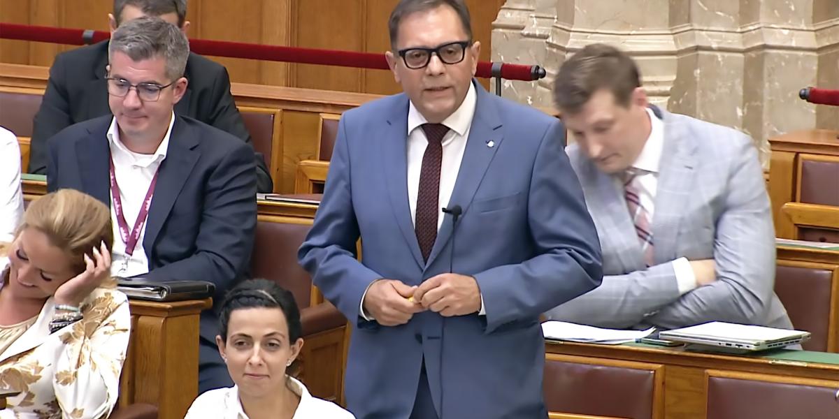 Pócs János, a Fidesz képviselője videófelvétel készítésre alkalmas szemüvegben az Országgyűlés rendkívüli ülésén 2026. július 20-án.