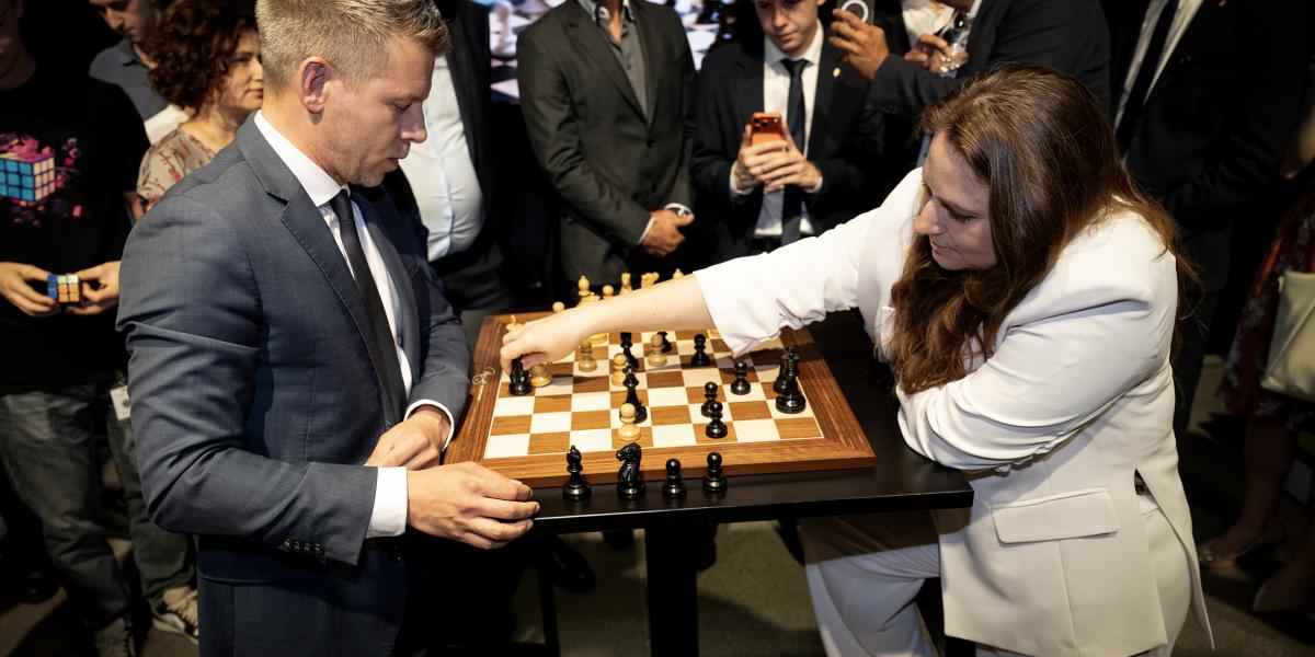 Polgár Judit és Magyar Péter sakkjátszmája