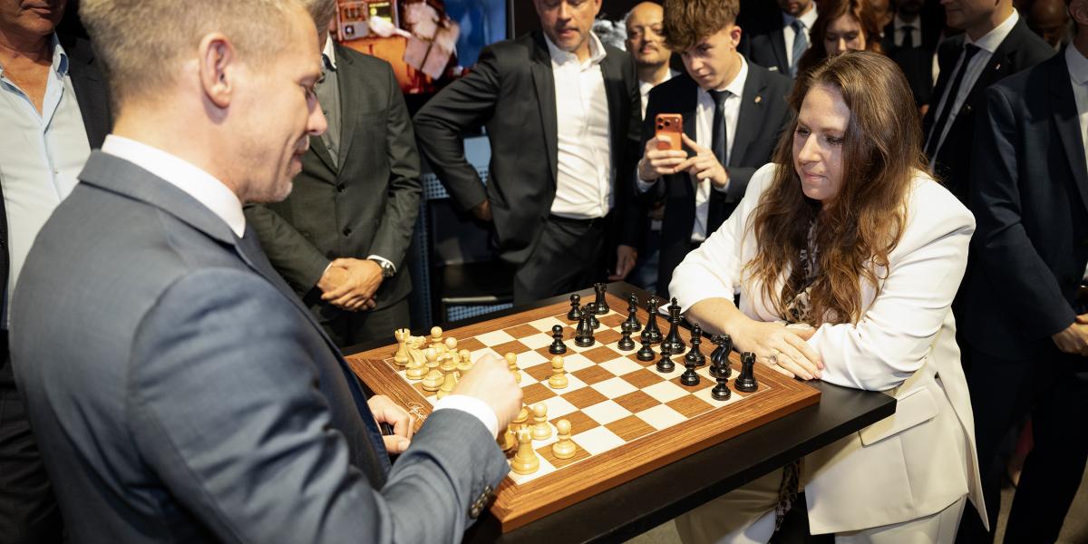 Magyar Péter és Polgár Judit sakkoznak