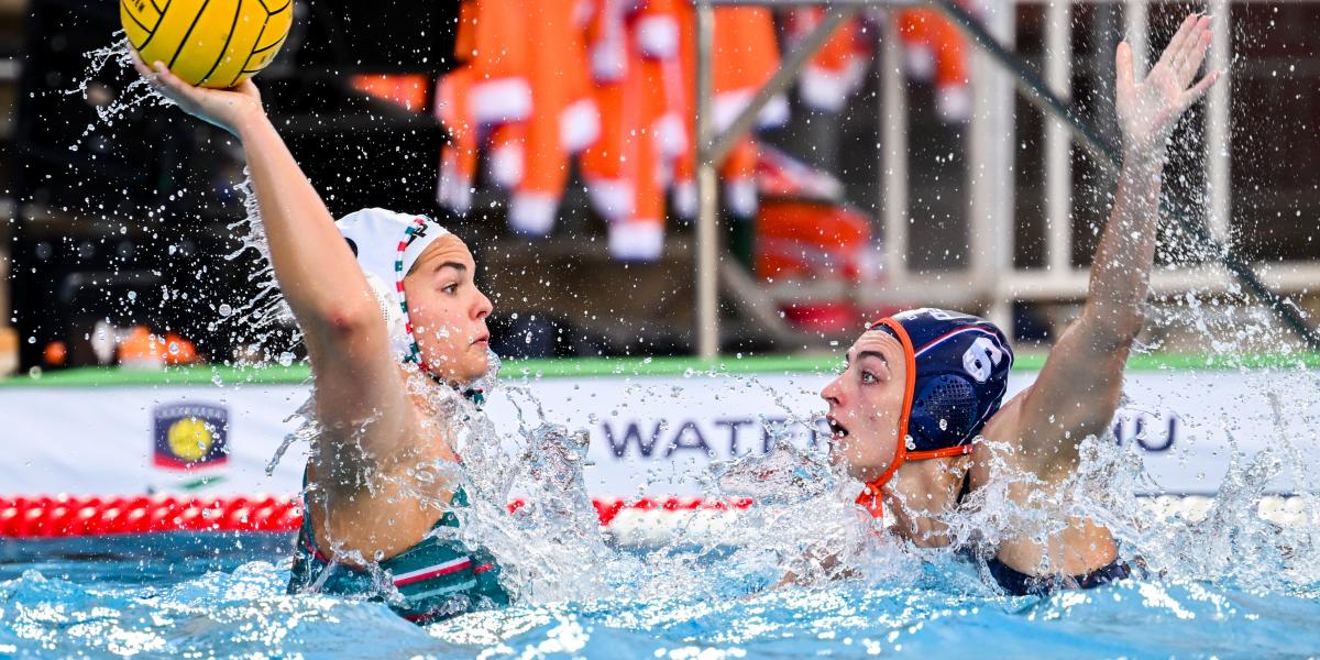 Alaksza Kinga és a holland Nikki Mejier a Magyarország - Hollandia felkészülési mérkőzésen a margitszigeti Hajós Alfréd uszodában